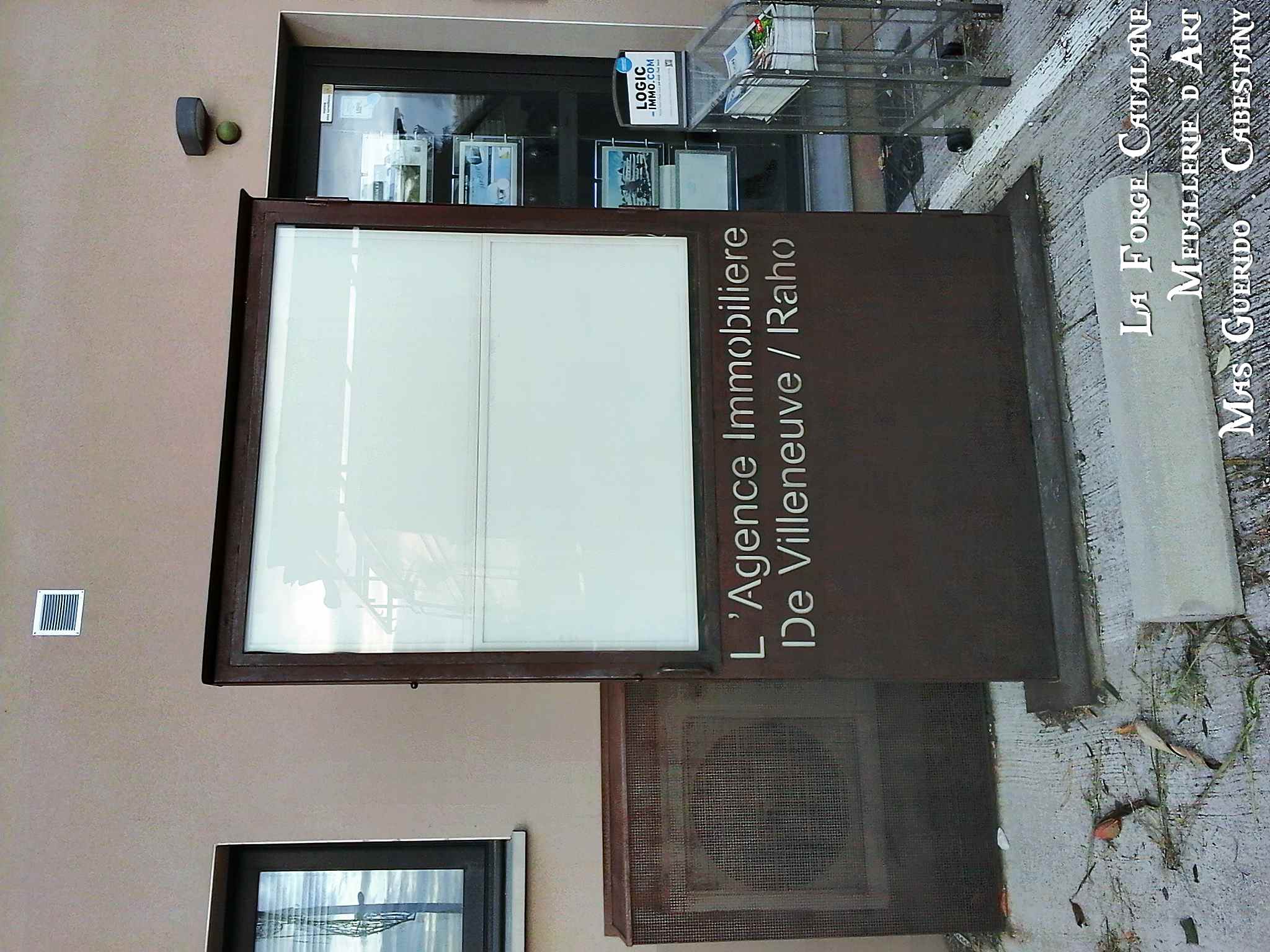 totem publicitaire avec decoupe laser  retroeclairage led forge catalane.jpg